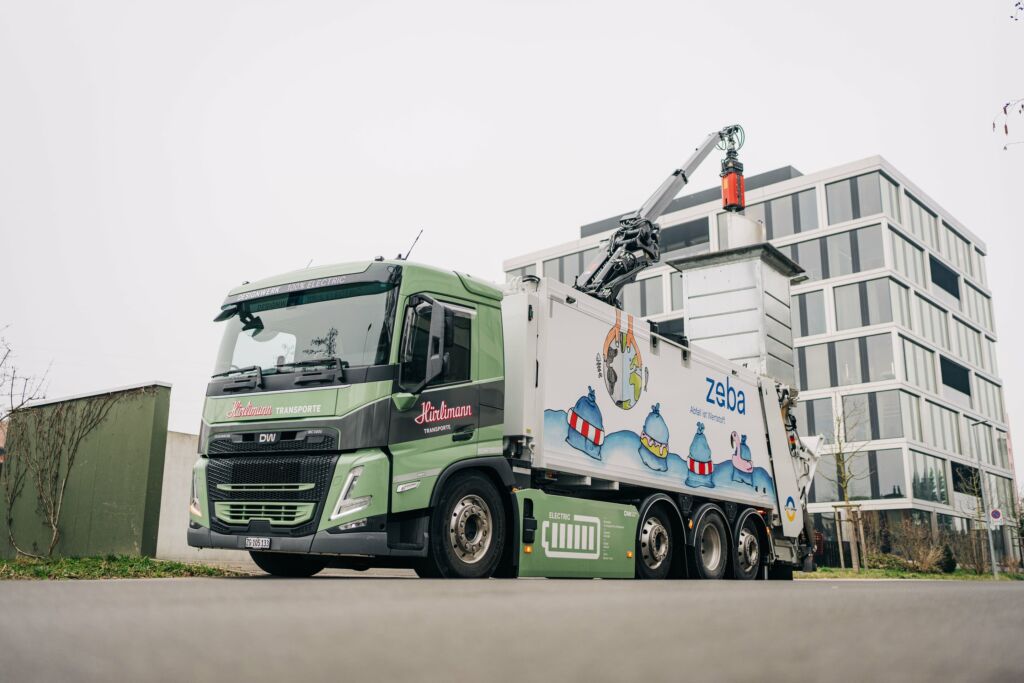 Le DW MC Collect Crane 8x2R avec 500 kWh en action dans le canton de Zoug
BU : Utilisation journalière : 9.5 heures, 135 kilomètres, consommation moyenne 221 kWh / 100 km
 
