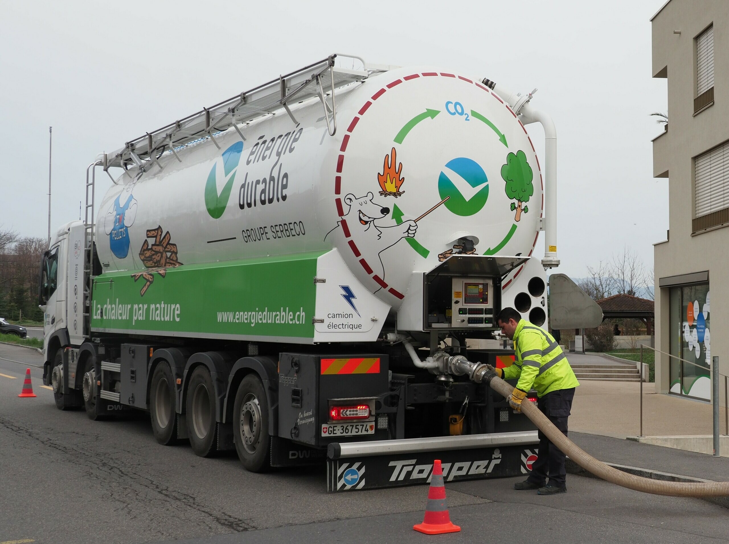 Energie Durable mit einem Designwerk E-LKW bei der Auslieferung bei einem Kunden