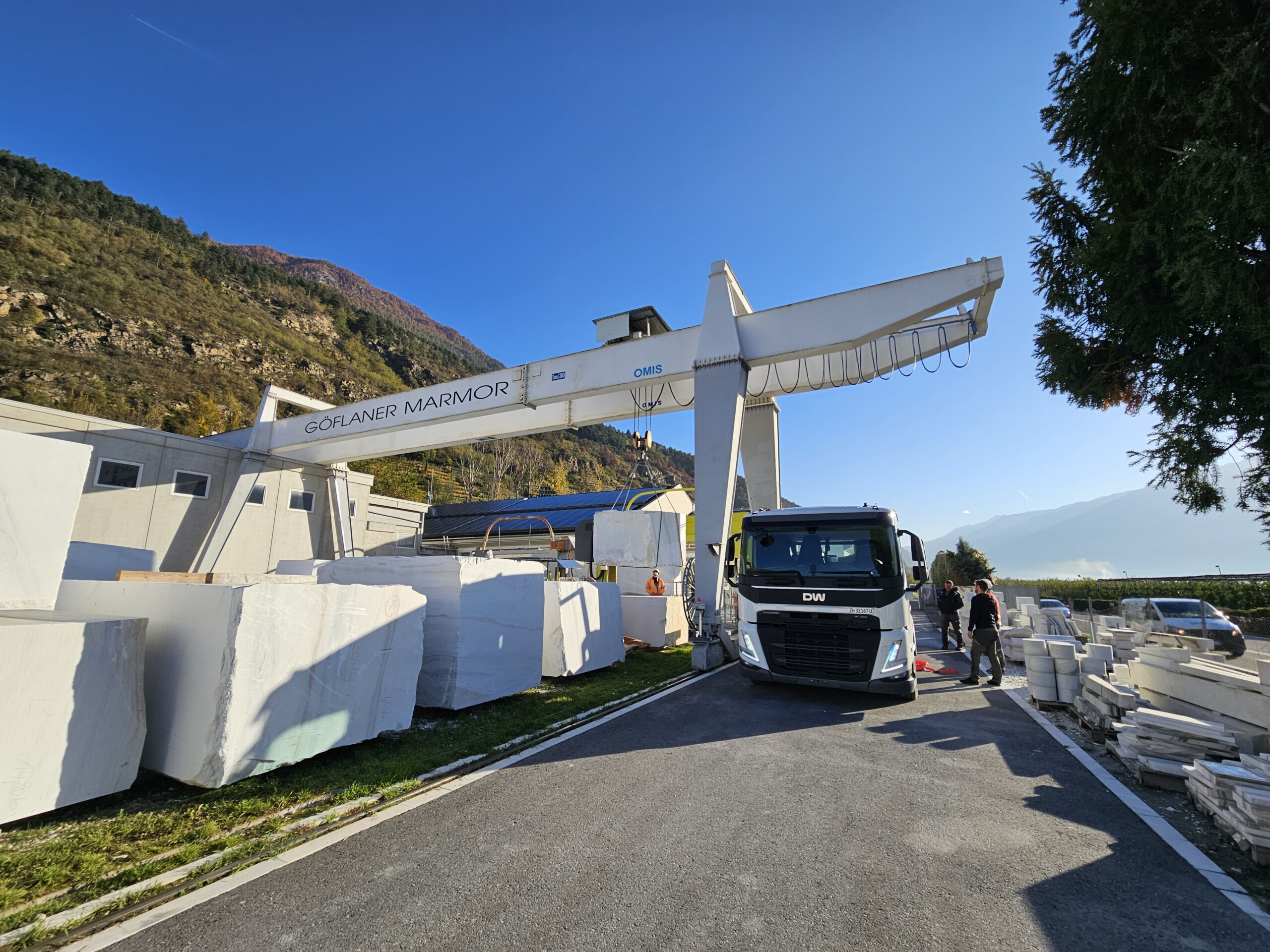 Designwerk E-LKW wird auf 682 m ü.M. entladen