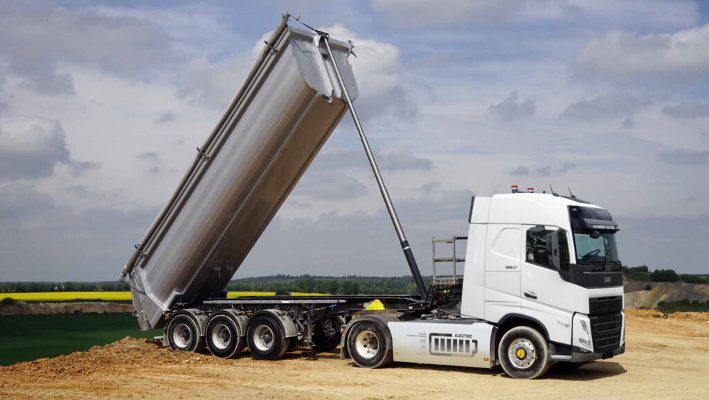 Designwerk-stellt-erstmalls-einzigartige-hydraulische-Anfahrhilfe-fuer-E-LKW-vor