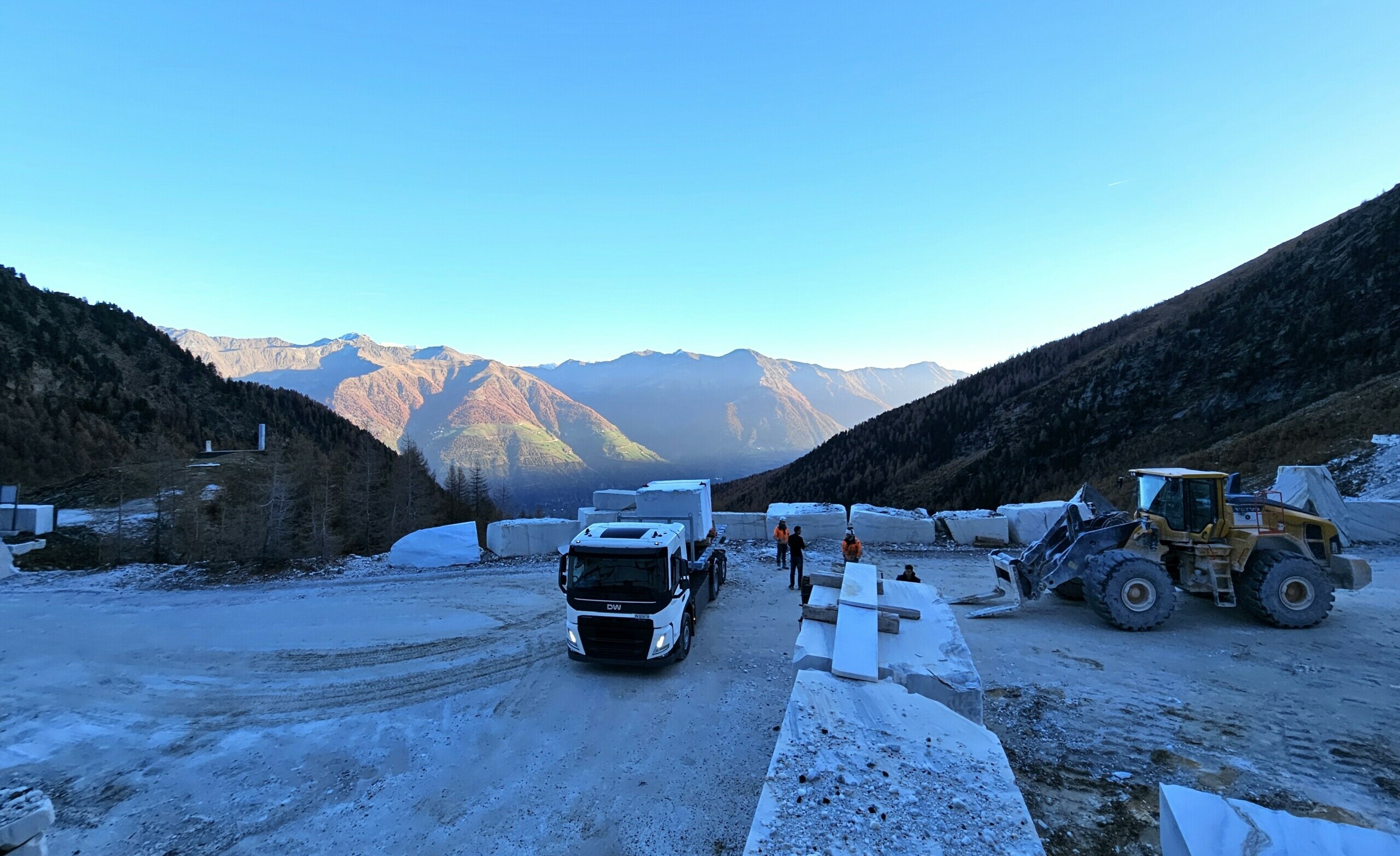 Designwerk E-LKW MID CAB 6x2R beim Marmortransport in Südtirol