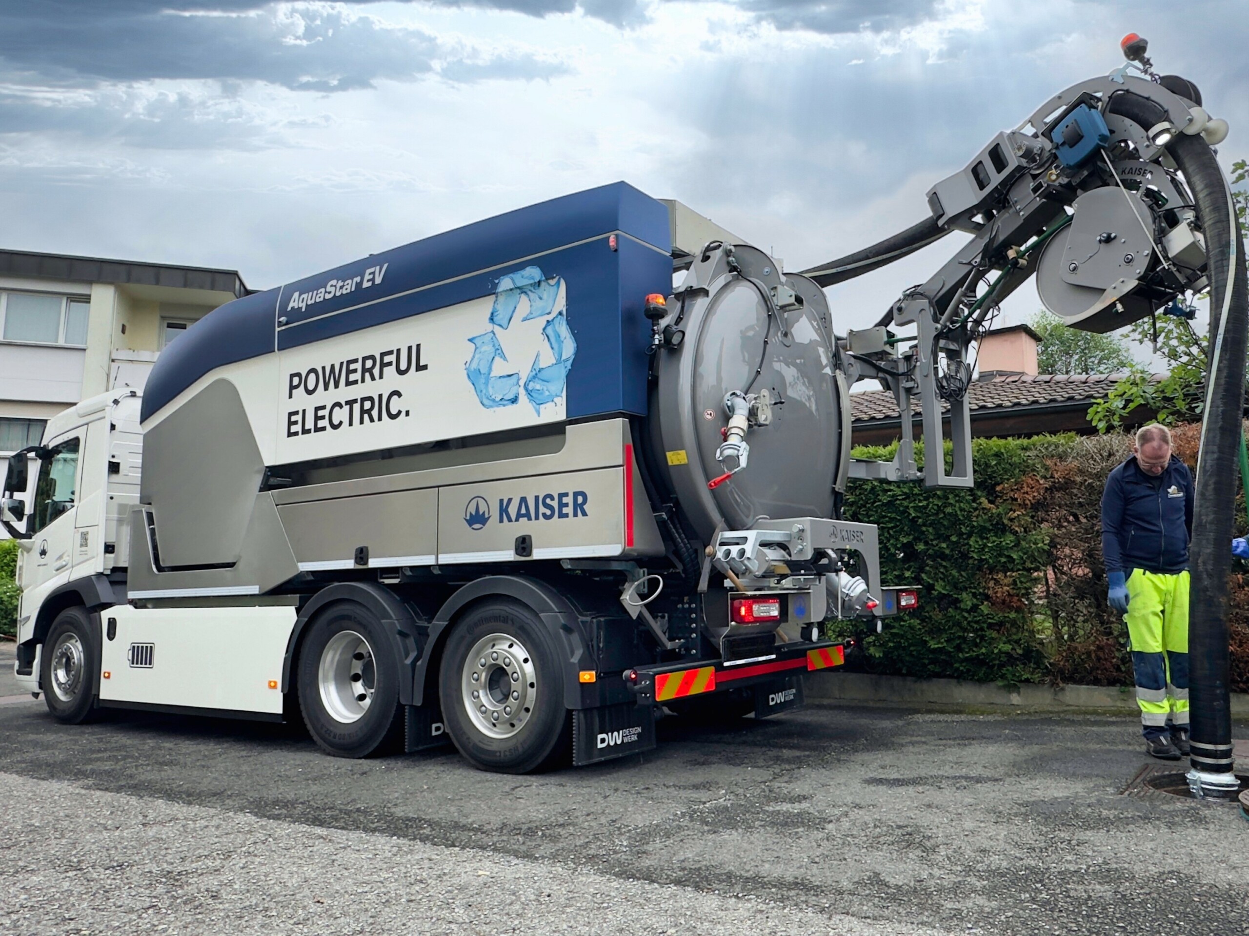 Das erste vollelektrische Kanalreinigungsfahrzeug mit Wasserrecycling KAISER AquaStar EV auf Basis des Designwerk E-LKW MID CAB Sewer Cleaner 6x2R im Einsatz.