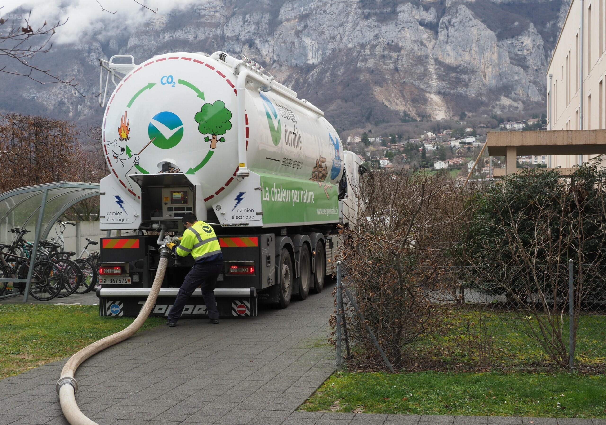 Energie Durable mit einem Designwerk E-LKW bei der Auslieferung bei einem Kunden
