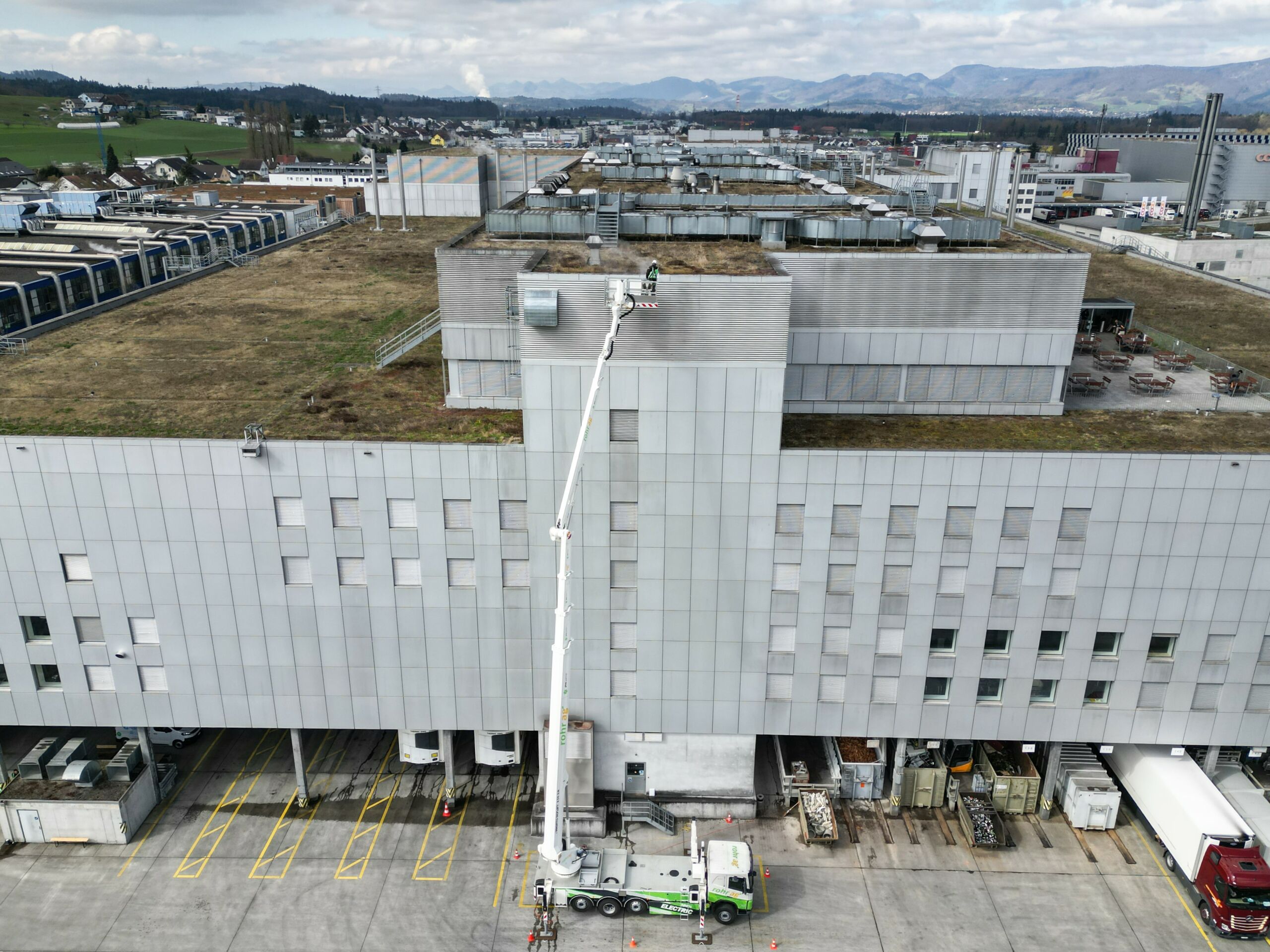 Panorama Rohr AG E-LKW von Designwerk und Bronto Skylift