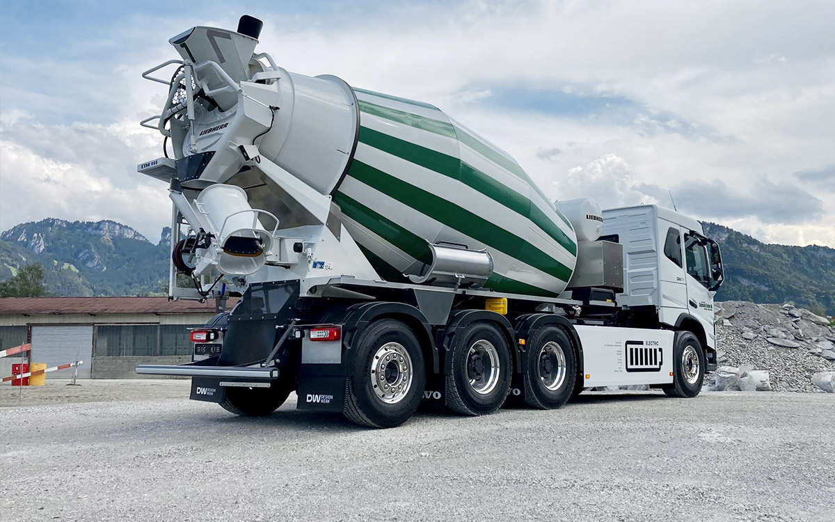 Elektrischer Betonmischer von Designwerk im Einsatz auf einer Baustelle.