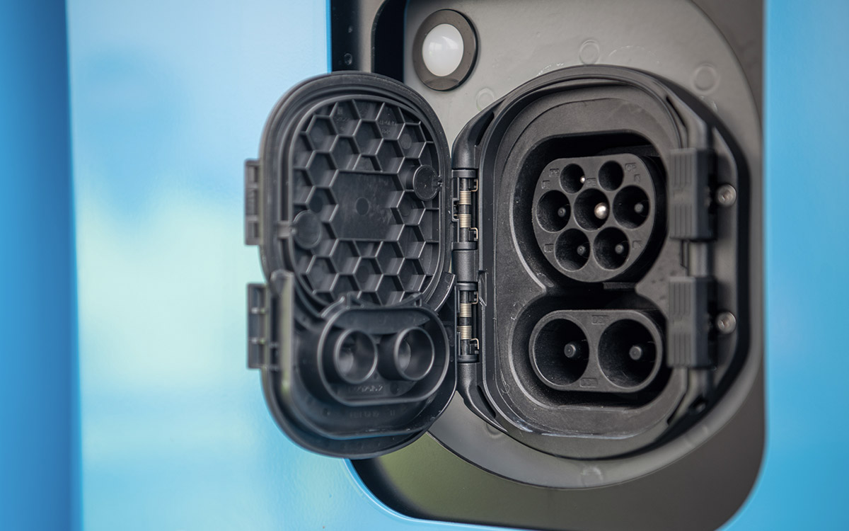 Nahaufnahme von einem CCS Typ 2 Ladeport in einem Elektro-LKW