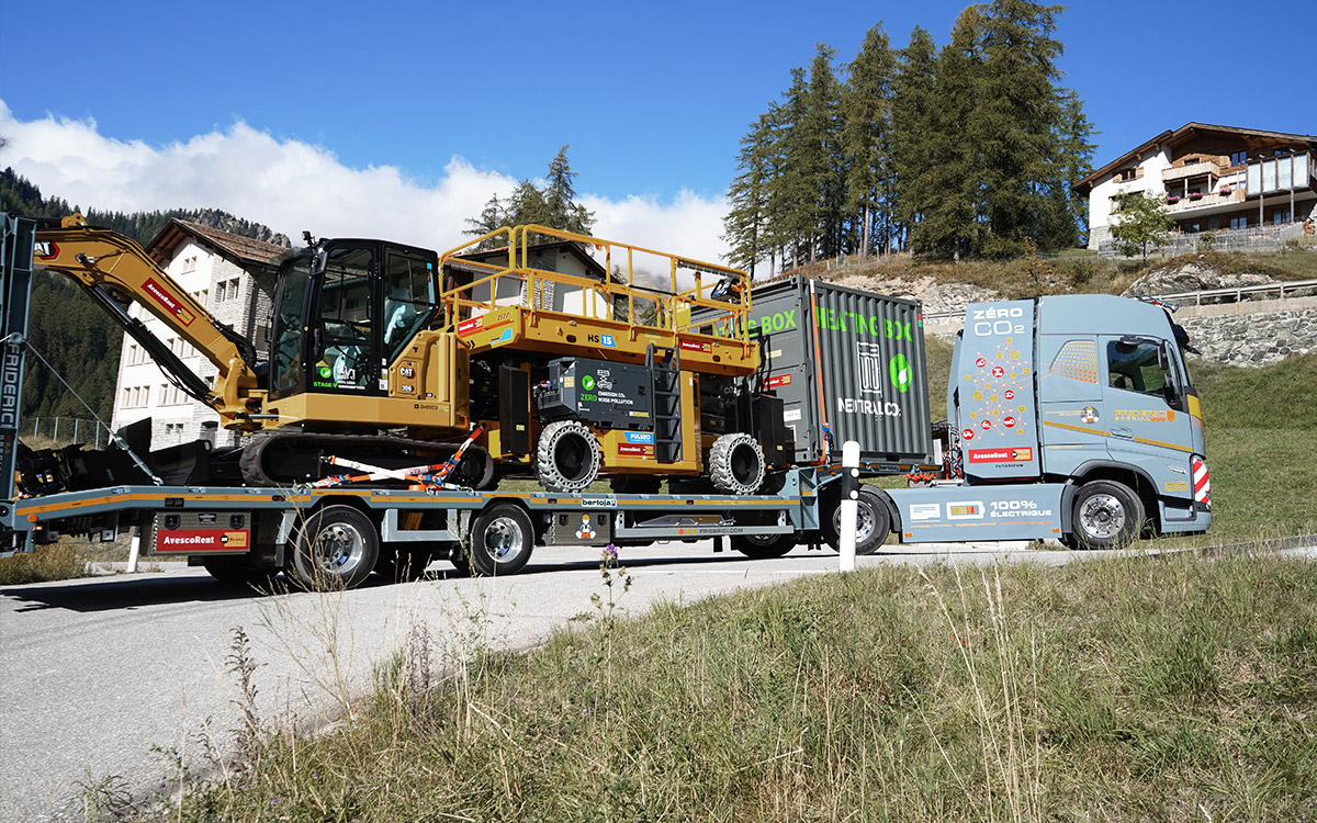 Designwerk E-LKW vom Kunden Friderici bei einem Spezialtransport von Baumaschinen