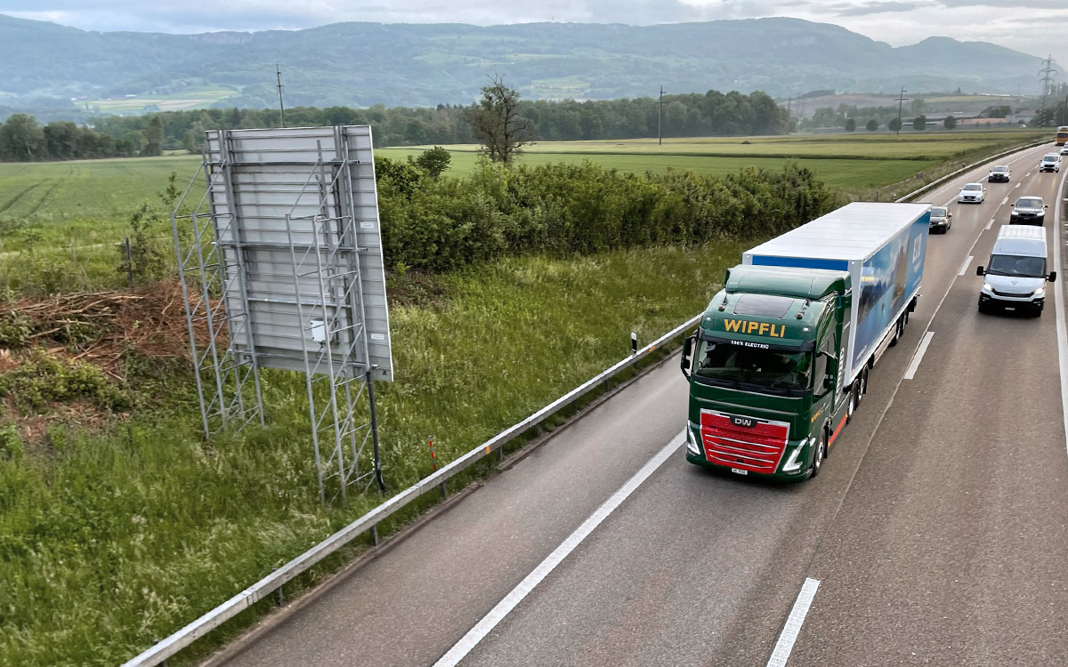 Designwerk Elektro-LKW vom Kunden Wipfli unterwegs auf der Autobahn.
