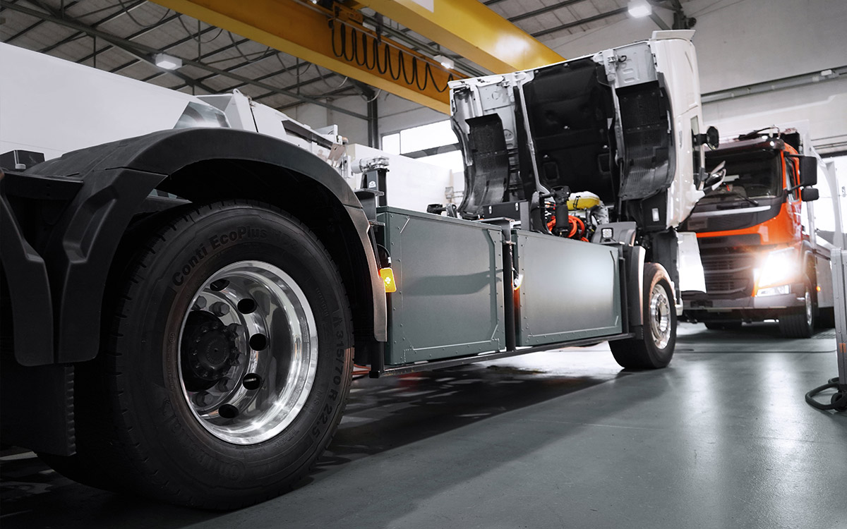 Nahaufnahme von einem Elektro-LKW von hinten.