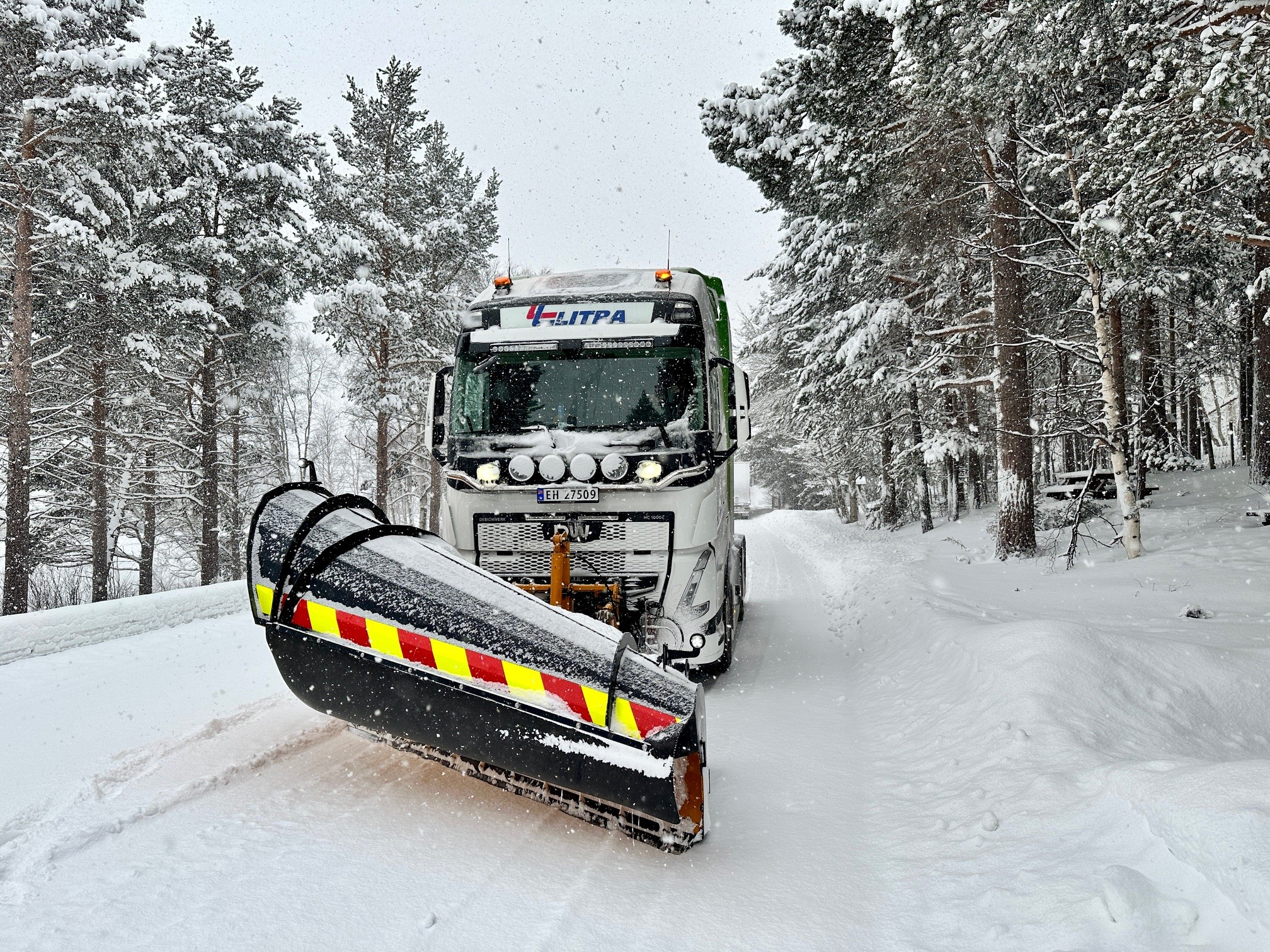 Litra HIGH CAB Semi 6x2T Snowplow Test