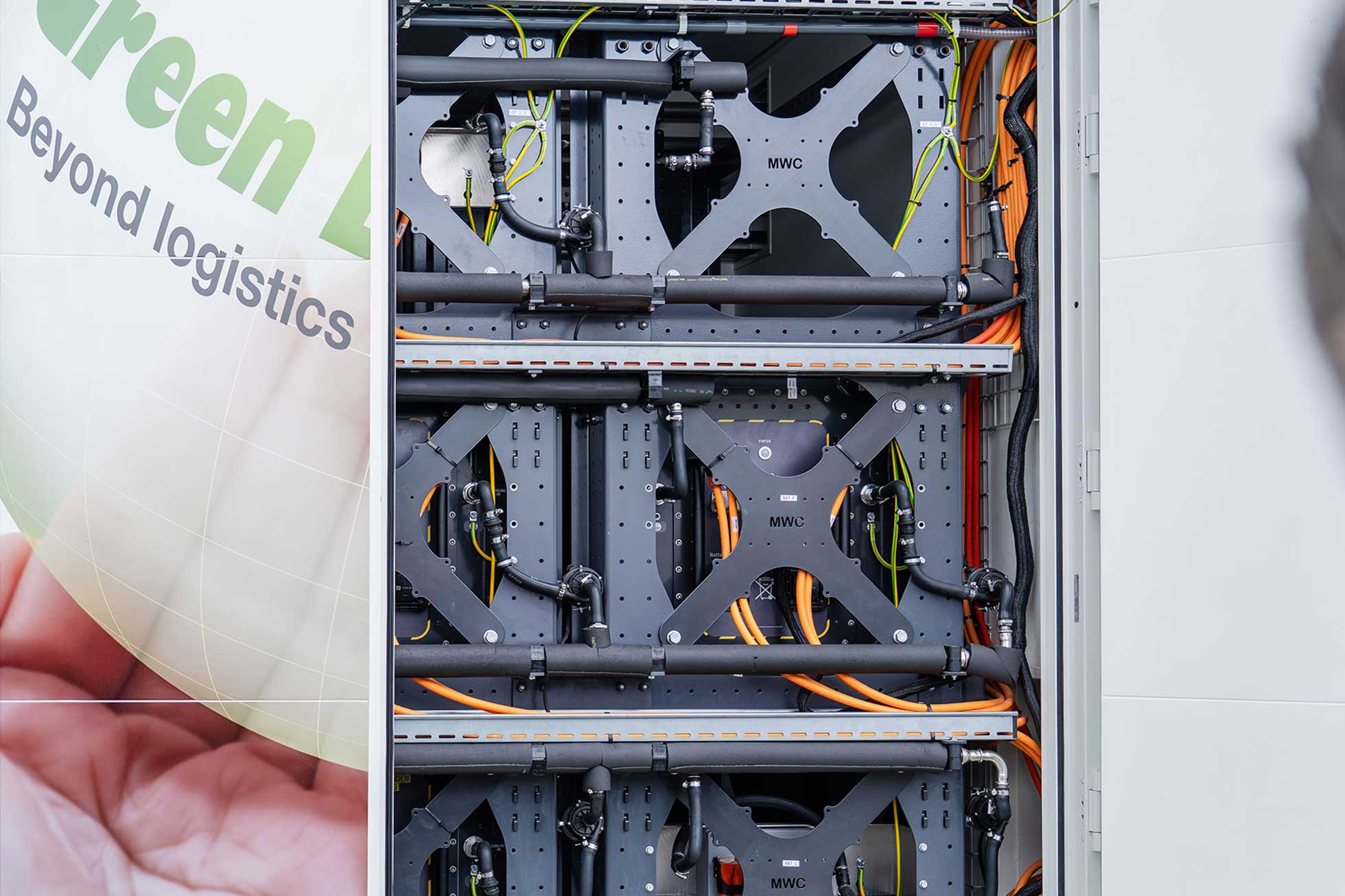 Bis zu 2 Megawattstunden Batteriepuffer ermöglichen zeitversetztes Laden und vermeidet Lastspitzen im Netz.